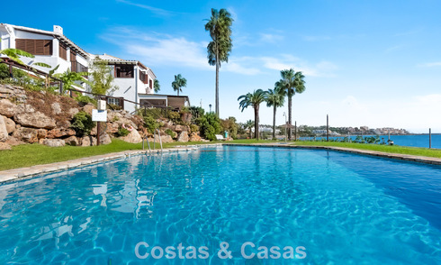 Maison de ville à vendre avec vue sur la mer dans un complexe en première ligne de plage à proximité du centre d'Estepona 780567