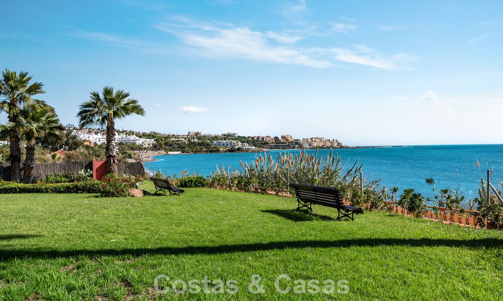 Maison de ville à vendre avec vue sur la mer dans un complexe en première ligne de plage à proximité du centre d'Estepona 780569