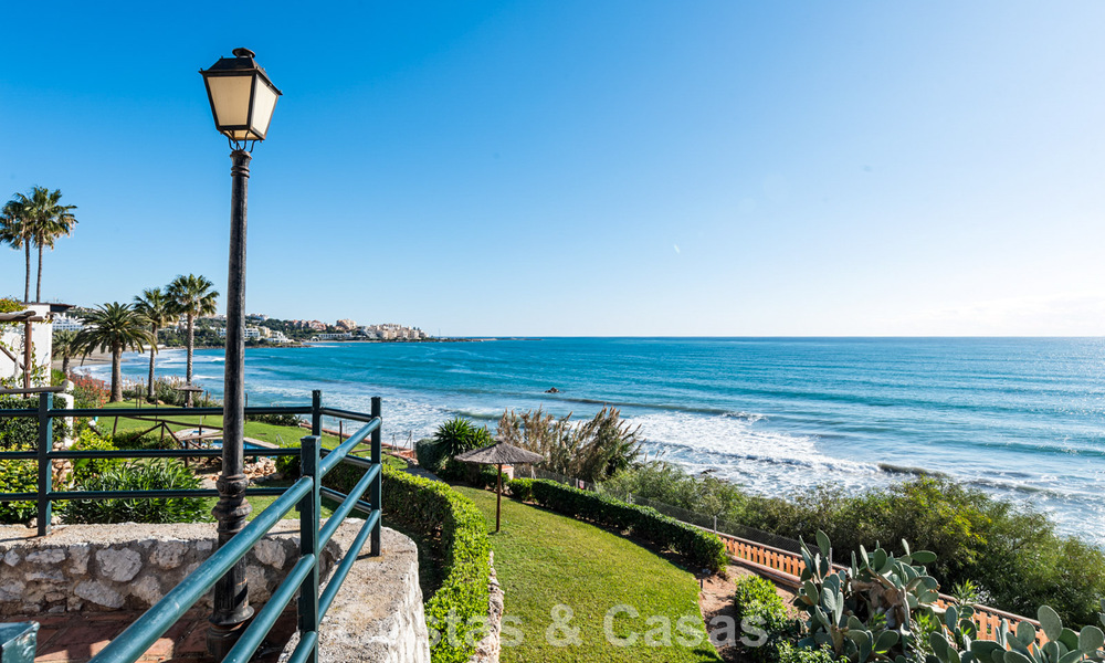 Maison de ville à vendre avec vue sur la mer dans un complexe en première ligne de plage à proximité du centre d'Estepona 780571