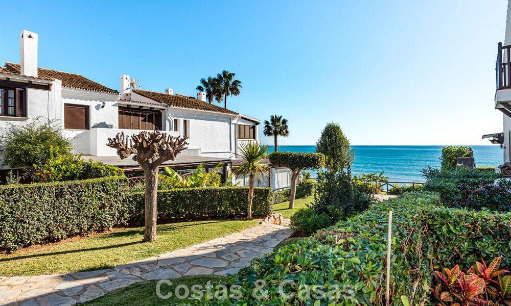 Maison de ville à vendre avec vue sur la mer dans un complexe en première ligne de plage à proximité du centre d'Estepona 780572