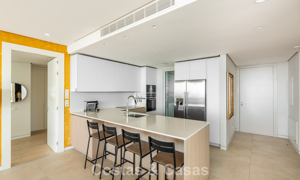 Penthouse moderne, prêt à emménager, avec vue sur la mer, à vendre, dans une resort de luxe près de Marbella 780746