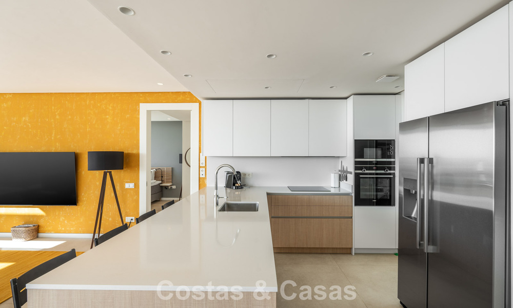 Penthouse moderne, prêt à emménager, avec vue sur la mer, à vendre, dans une resort de luxe près de Marbella 780747