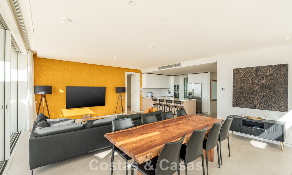 Penthouse moderne, prêt à emménager, avec vue sur la mer, à vendre, dans une resort de luxe près de Marbella 780750