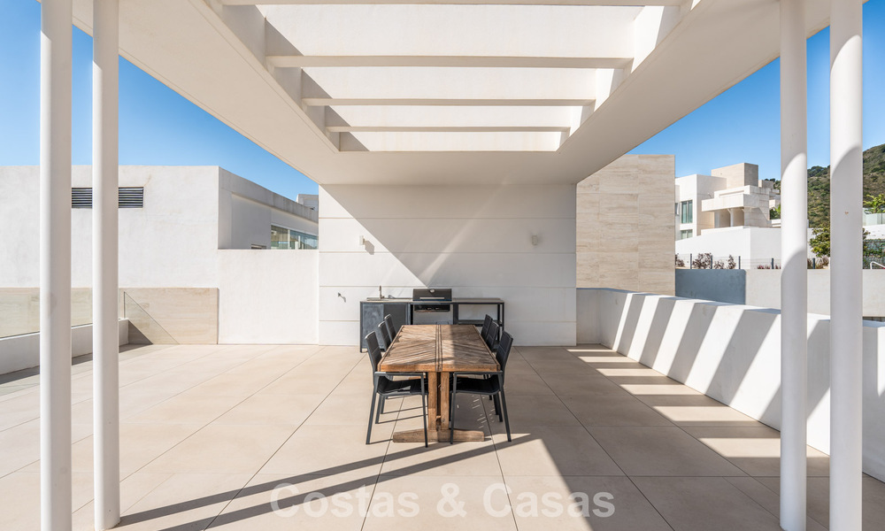 Penthouse moderne, prêt à emménager, avec vue sur la mer, à vendre, dans une resort de luxe près de Marbella 780760