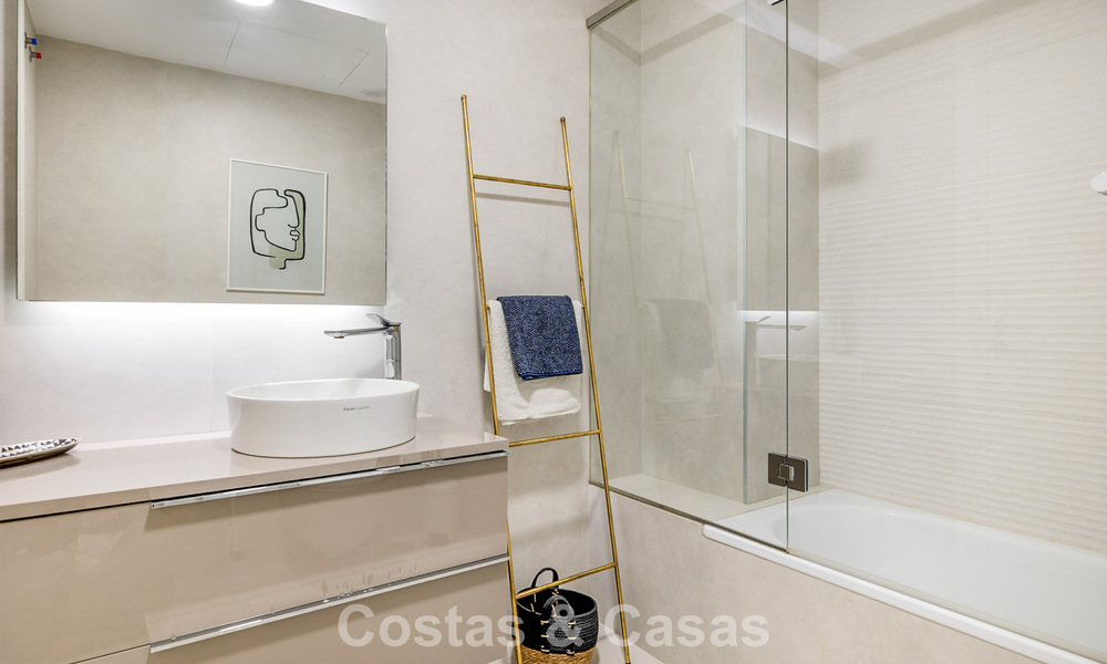 Appartement luxueux et moderne avec vue sur la mer à vendre directement sur la plage à Estepona, Costa del Sol 780789
