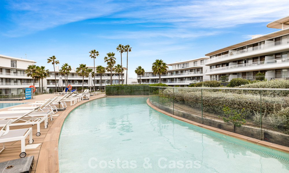 Appartement luxueux et moderne avec vue sur la mer à vendre directement sur la plage à Estepona, Costa del Sol 780803