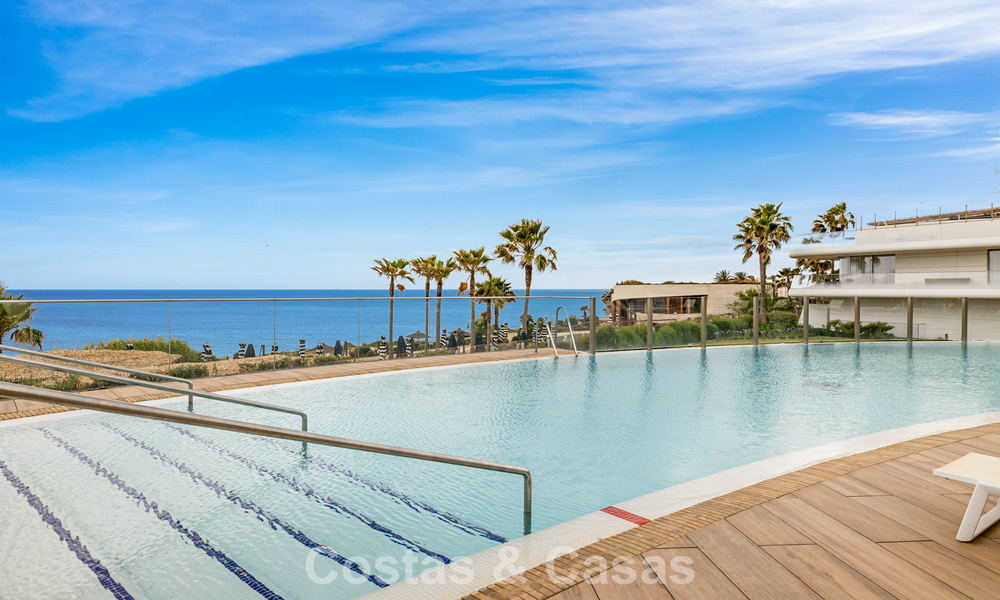 Appartement luxueux et moderne avec vue sur la mer à vendre directement sur la plage à Estepona, Costa del Sol 780804