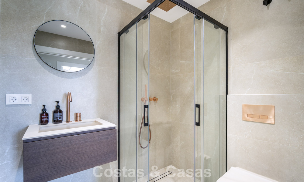 Maison de ville rénovée à vendre dans l'enclave de golf populaire d'Aloha Golf, Nueva Andalucia, Marbella 780876