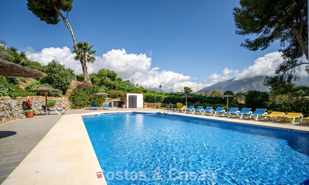 Maison de ville rénovée à vendre dans l'enclave de golf populaire d'Aloha Golf, Nueva Andalucia, Marbella 780896