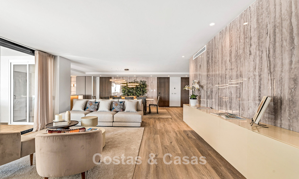 Spacieux appartement rénové de 5 chambres à vendre à Puerto Banús, Marbella 781220