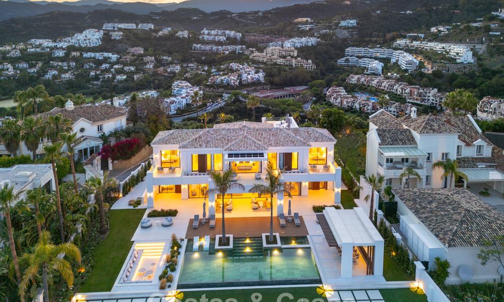 Villa de luxe exclusive à l'architecture andalouse moderne à vendre avec vue panoramique sur la mer à Marbella - Benahavis 781179