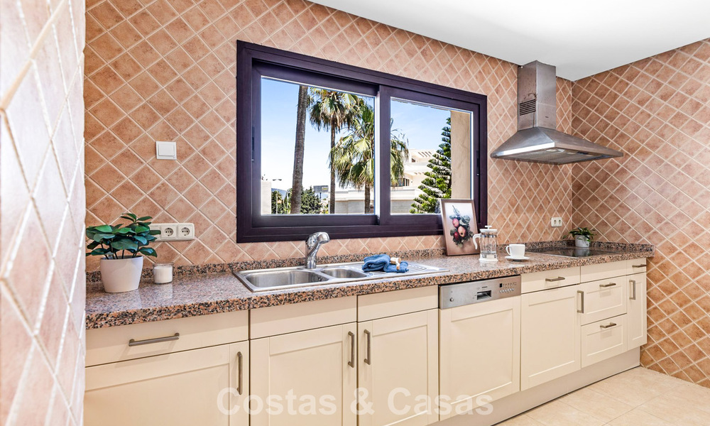 Penthouse de luxe à vendre en bord de mer sur le New Golden Mile, entre Marbella et Estepona 781258
