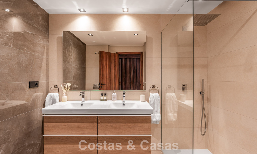 Penthouse moderne, prêt à emménager, avec vue panoramique, à vendre à Nueva Andalucia, Marbella 781572