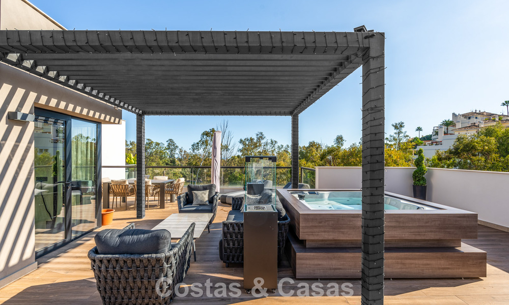 Penthouse moderne, prêt à emménager, avec vue panoramique, à vendre à Nueva Andalucia, Marbella 781573