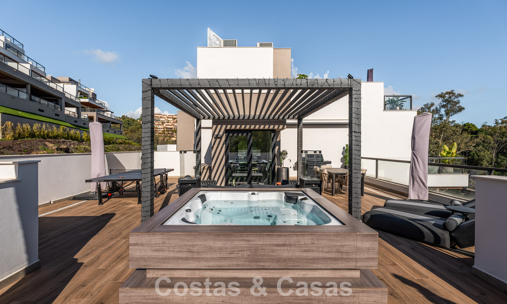 Penthouse moderne, prêt à emménager, avec vue panoramique, à vendre à Nueva Andalucia, Marbella 781574