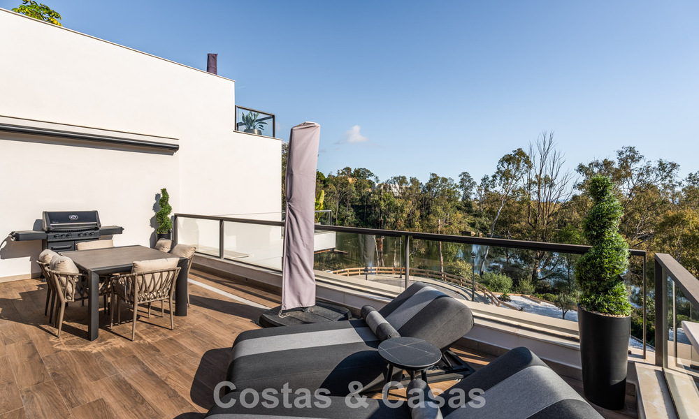 Penthouse moderne, prêt à emménager, avec vue panoramique, à vendre à Nueva Andalucia, Marbella 781575