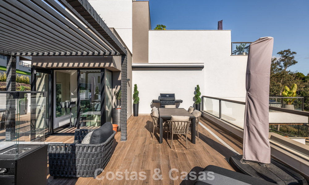 Penthouse moderne, prêt à emménager, avec vue panoramique, à vendre à Nueva Andalucia, Marbella 781576