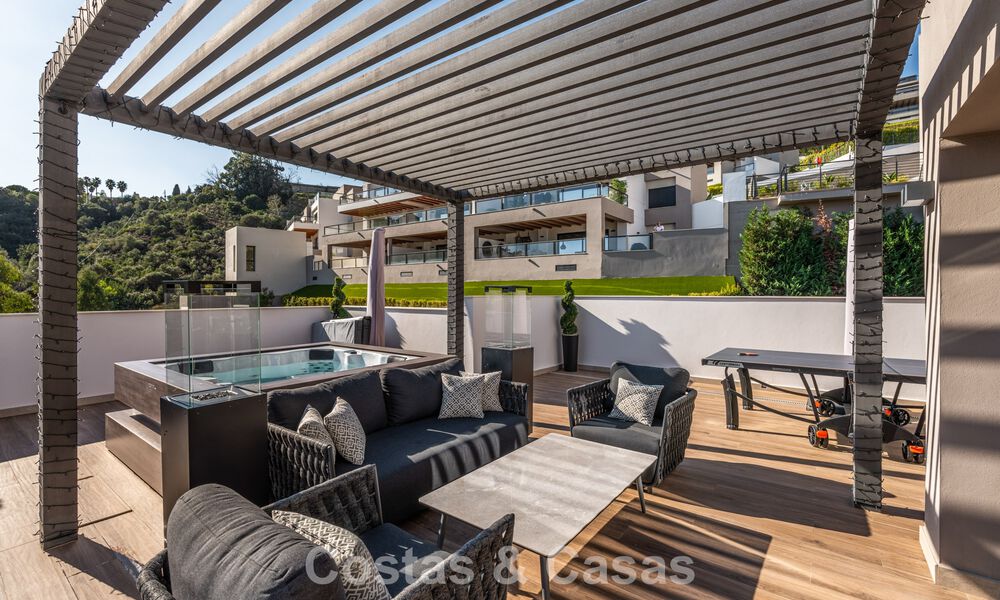 Penthouse moderne, prêt à emménager, avec vue panoramique, à vendre à Nueva Andalucia, Marbella 781577
