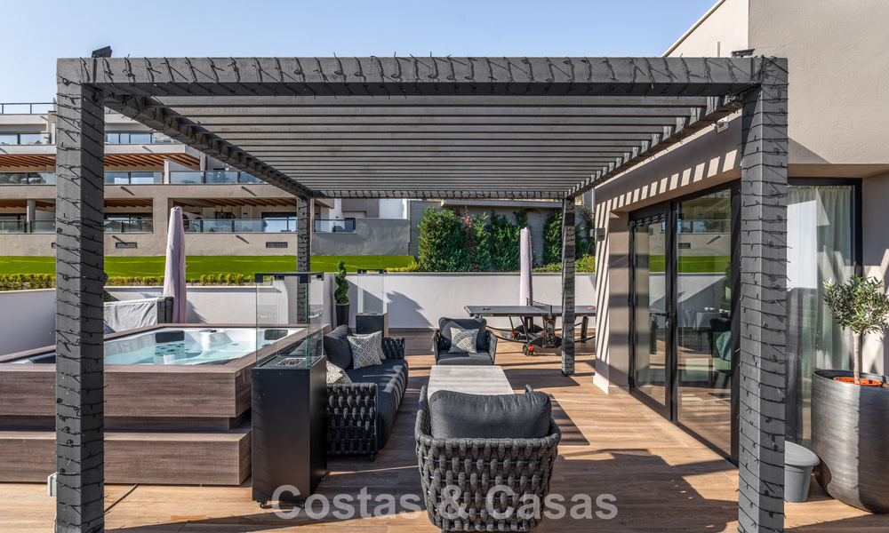 Penthouse moderne, prêt à emménager, avec vue panoramique, à vendre à Nueva Andalucia, Marbella 781578