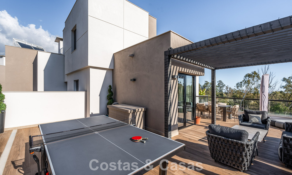 Penthouse moderne, prêt à emménager, avec vue panoramique, à vendre à Nueva Andalucia, Marbella 781579