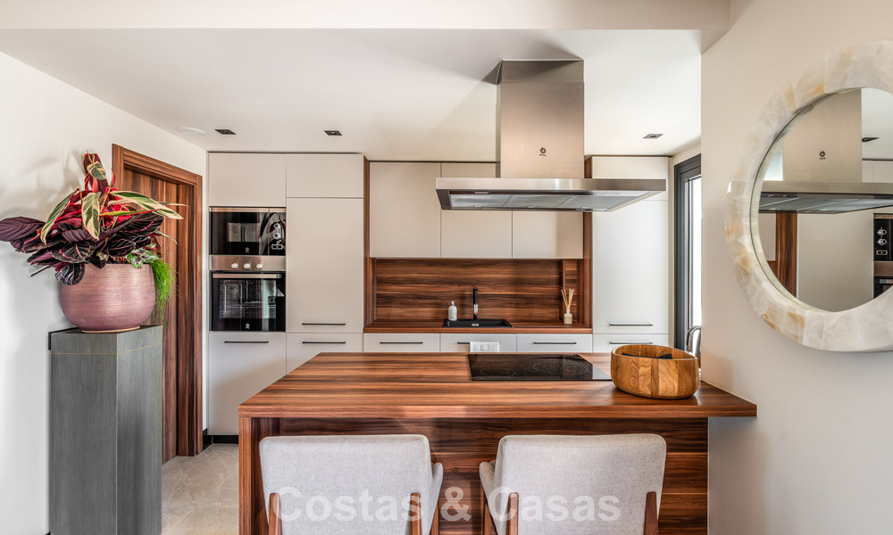 Penthouse moderne, prêt à emménager, avec vue panoramique, à vendre à Nueva Andalucia, Marbella 781580