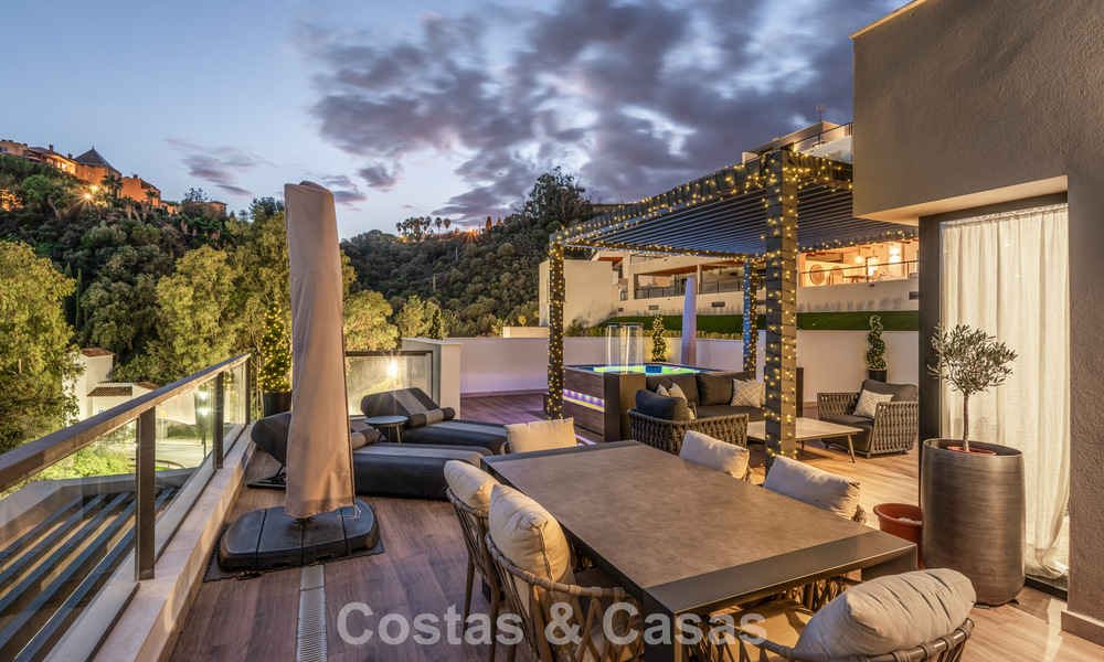 Penthouse moderne, prêt à emménager, avec vue panoramique, à vendre à Nueva Andalucia, Marbella 781591