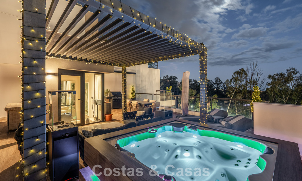 Penthouse moderne, prêt à emménager, avec vue panoramique, à vendre à Nueva Andalucia, Marbella 781592