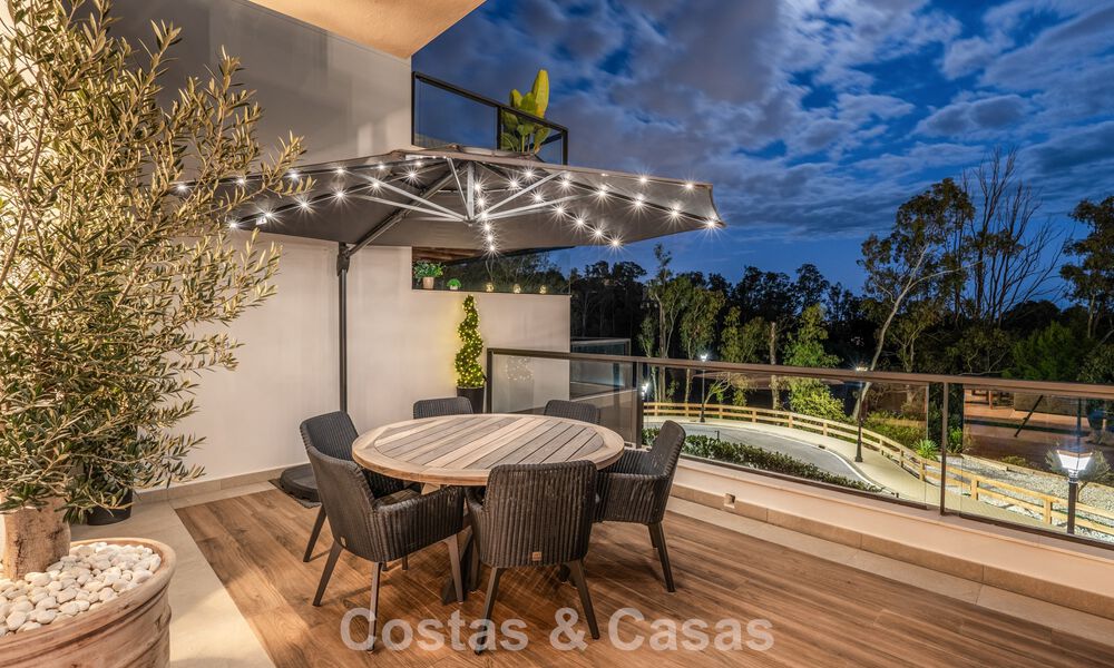 Penthouse moderne, prêt à emménager, avec vue panoramique, à vendre à Nueva Andalucia, Marbella 781593