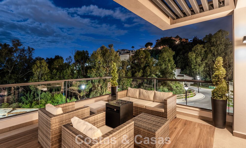 Penthouse moderne, prêt à emménager, avec vue panoramique, à vendre à Nueva Andalucia, Marbella 781594