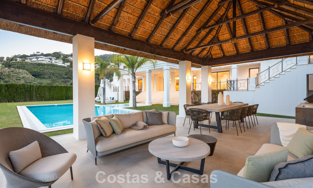 Villa de luxe exclusive de style andalou à vendre dans la résidence sécurisée El Madroñal à Marbella - Benahavis 781595