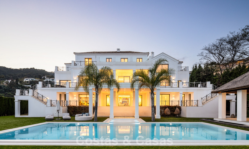 Villa de luxe exclusive de style andalou à vendre dans la résidence sécurisée El Madroñal à Marbella - Benahavis 781596