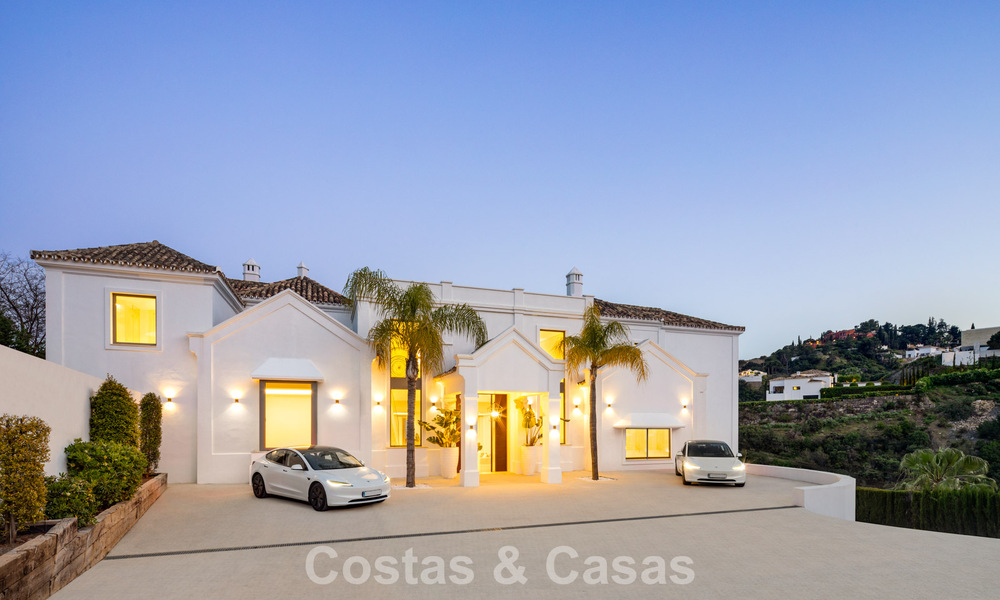 Villa de luxe exclusive de style andalou à vendre dans la résidence sécurisée El Madroñal à Marbella - Benahavis 781597