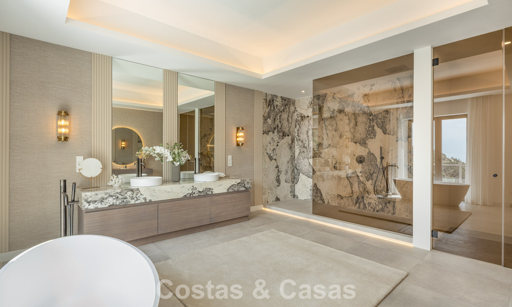 Villa de luxe exclusive de style andalou à vendre dans la résidence sécurisée El Madroñal à Marbella - Benahavis 781605