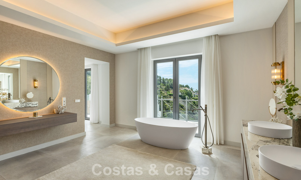 Villa de luxe exclusive de style andalou à vendre dans la résidence sécurisée El Madroñal à Marbella - Benahavis 781606