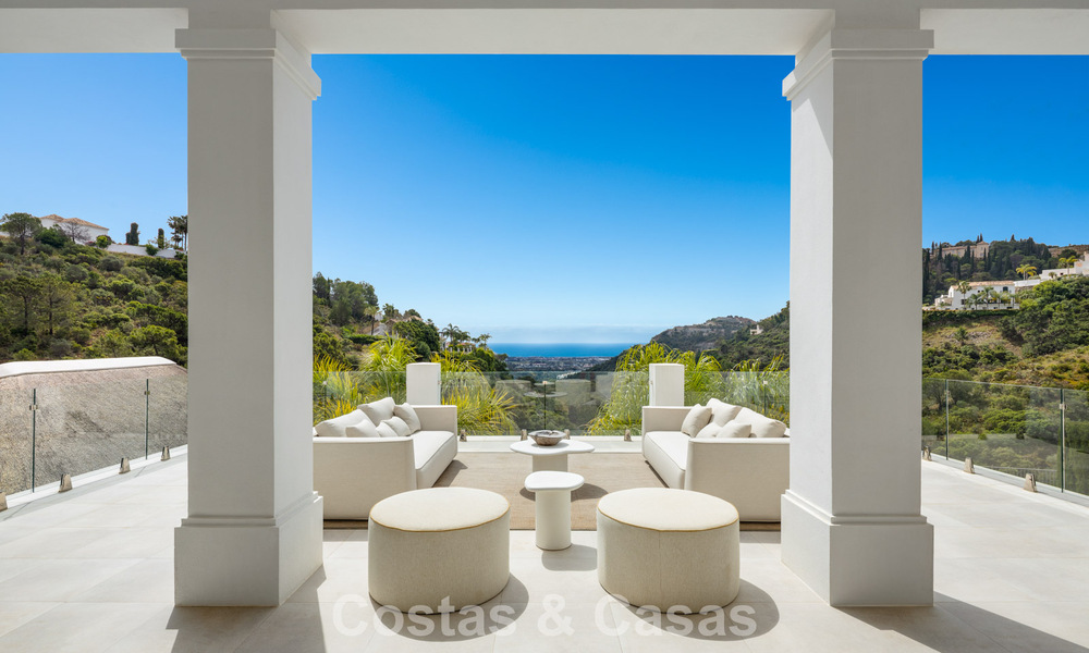 Villa de luxe exclusive de style andalou à vendre dans la résidence sécurisée El Madroñal à Marbella - Benahavis 781607