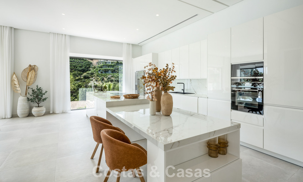 Villa de luxe exclusive de style andalou à vendre dans la résidence sécurisée El Madroñal à Marbella - Benahavis 781612