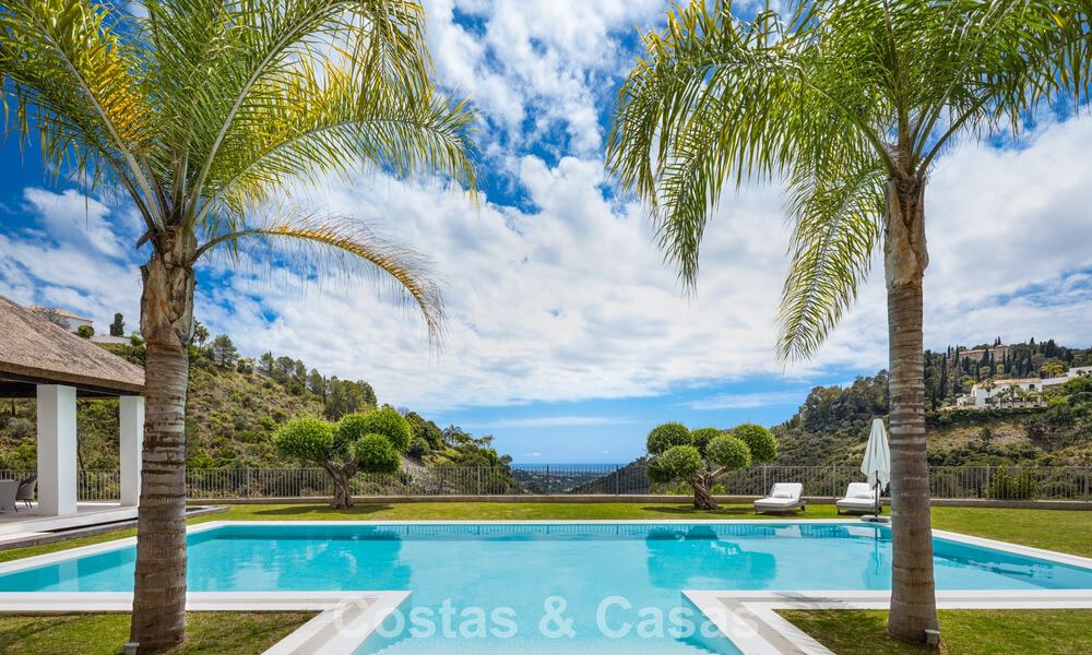 Villa de luxe exclusive de style andalou à vendre dans la résidence sécurisée El Madroñal à Marbella - Benahavis 781620