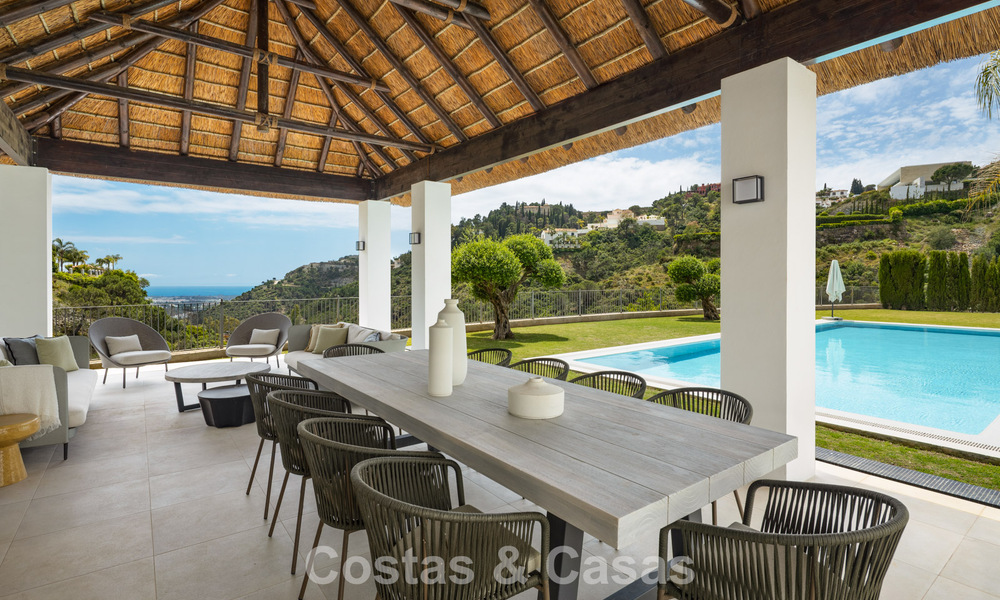 Villa de luxe exclusive de style andalou à vendre dans la résidence sécurisée El Madroñal à Marbella - Benahavis 781621