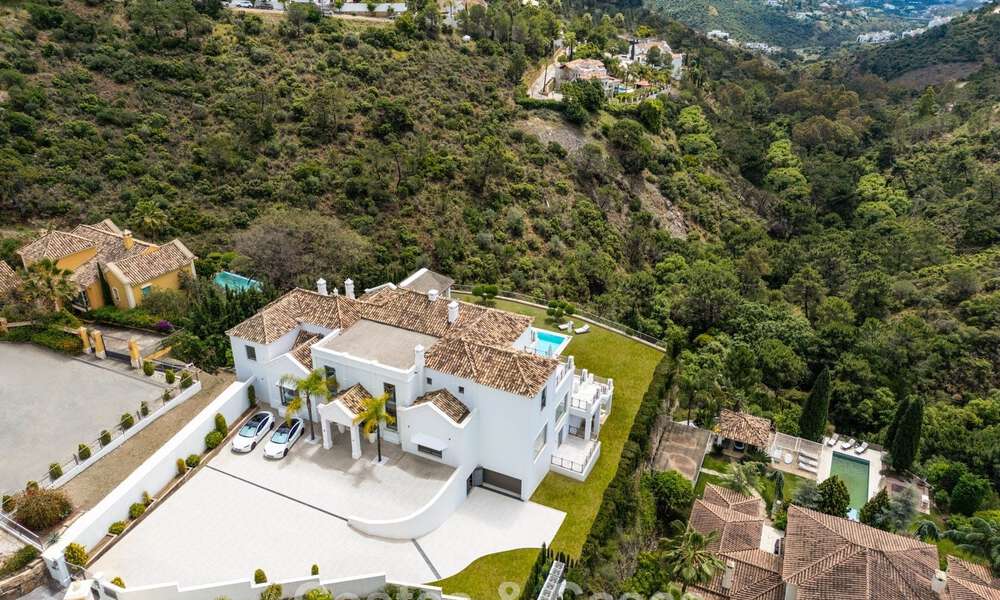 Villa de luxe exclusive de style andalou à vendre dans la résidence sécurisée El Madroñal à Marbella - Benahavis 781625