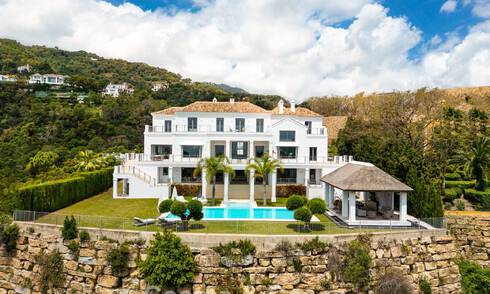 Villa de luxe exclusive de style andalou à vendre dans la résidence sécurisée El Madroñal à Marbella - Benahavis 781626
