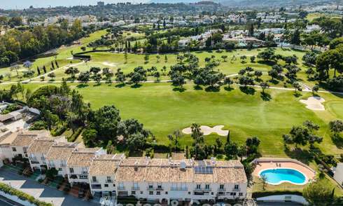 Magnifique maison de ville rénovée à vendre en première ligne du golf d'Aloha à Nueva Andalucia, Marbella 781716
