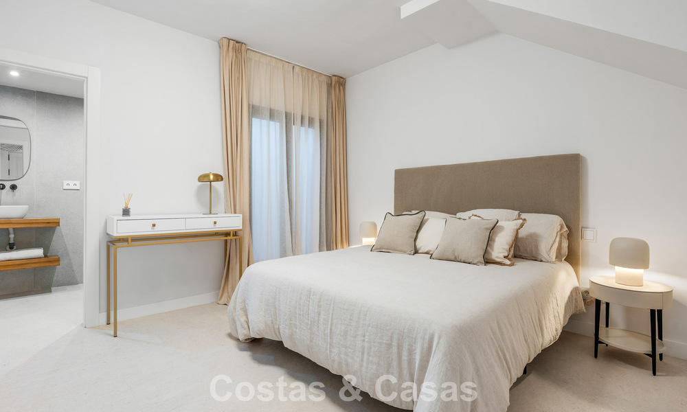 Magnifique maison de ville rénovée à vendre en première ligne du golf d'Aloha à Nueva Andalucia, Marbella 781719