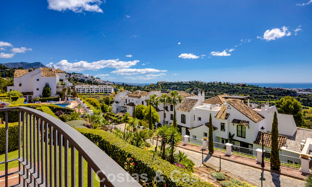 Spacieux appartement de 3 chambres, prêt à emménager, avec vue sur le golf et la mer, à vendre à Benahavis - Marbella 781891