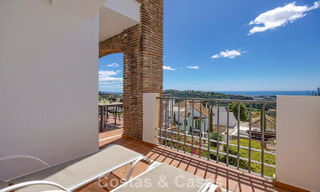 Spacieux appartement de 3 chambres, prêt à emménager, avec vue sur le golf et la mer, à vendre à Benahavis - Marbella 781901 