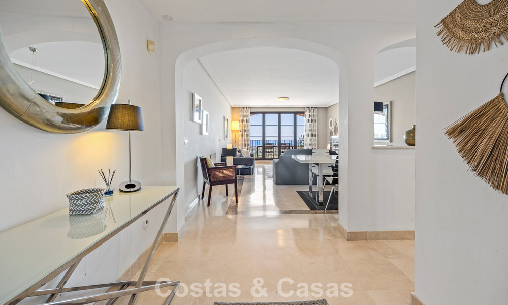 Spacieux appartement de 3 chambres, prêt à emménager, avec vue sur le golf et la mer, à vendre à Benahavis - Marbella 781904