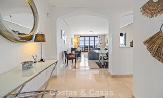 Spacieux appartement de 3 chambres, prêt à emménager, avec vue sur le golf et la mer, à vendre à Benahavis - Marbella 781904 