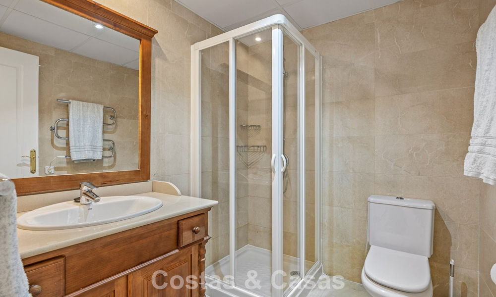 Spacieux appartement de 3 chambres, prêt à emménager, avec vue sur le golf et la mer, à vendre à Benahavis - Marbella 781907