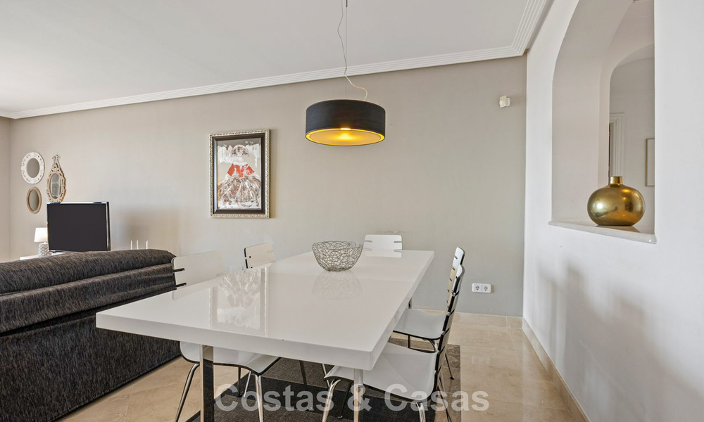 Spacieux appartement de 3 chambres, prêt à emménager, avec vue sur le golf et la mer, à vendre à Benahavis - Marbella 781915