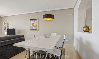 Spacieux appartement de 3 chambres, prêt à emménager, avec vue sur le golf et la mer, à vendre à Benahavis - Marbella 781915 