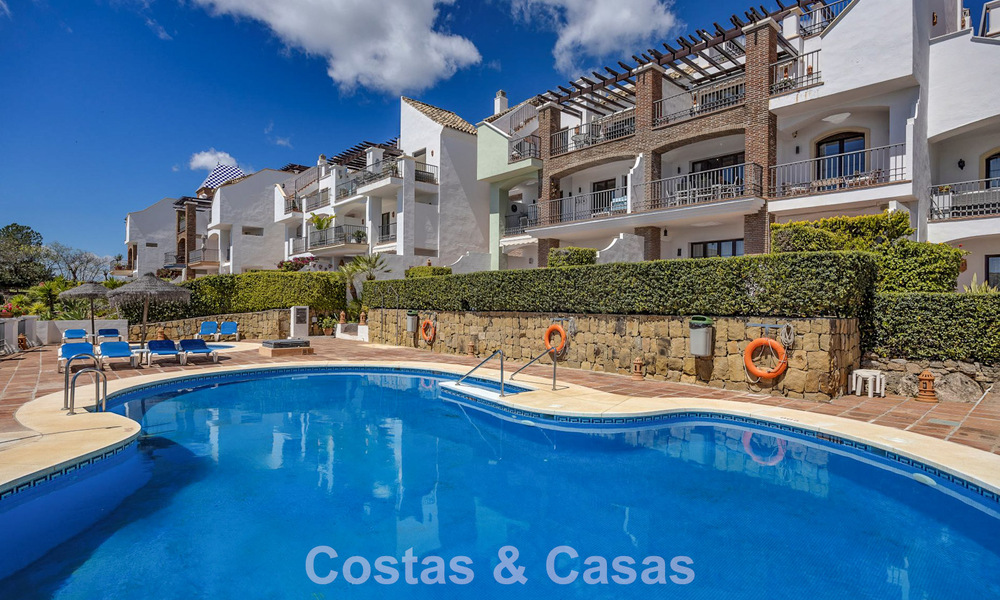 Spacieux appartement de 3 chambres, prêt à emménager, avec vue sur le golf et la mer, à vendre à Benahavis - Marbella 781918